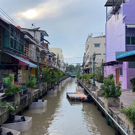 Bangkok Neighborhood Hostel Exterior photo